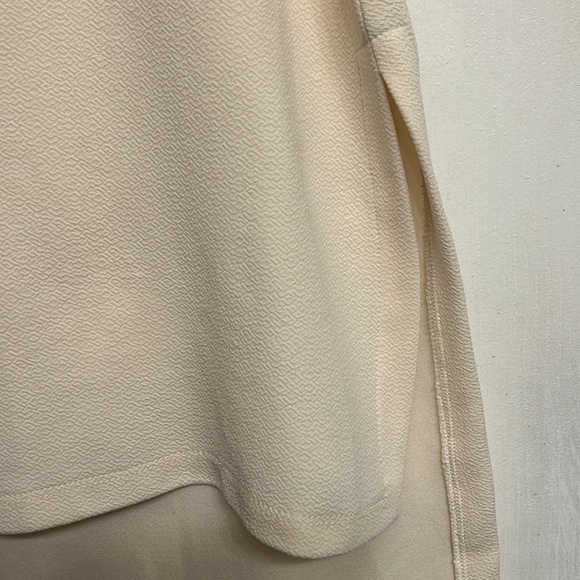 ALFANI cream colored textured split hem tunic. Size Medium. Great condition. - Picture 5 of 8